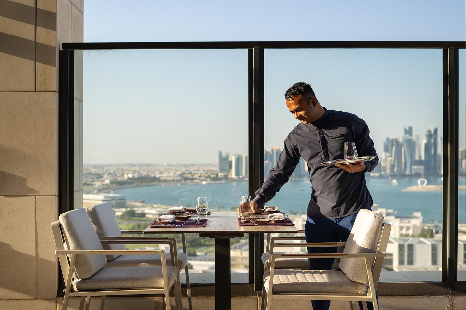 Park Hyatt Doha Hotel Exterior foto A butler at the Jumeirah Atlantis Hotel in Dubai
